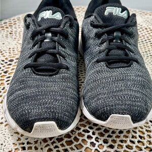 Fila Ladies Knit screen Athletic Black/White Trim Sneakers Size 10M sku 3311